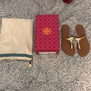 Tory Burch | T Logo Flat Thong-Metallic Saffiano